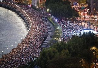 國慶假期過半，旅游、影視、消費一片紅火